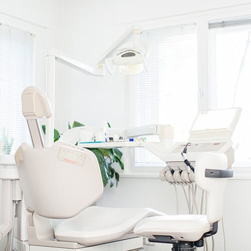 Zahnarzt Mariendorf - Klinda-von Malinowski - ein Behandlungsstuhl der Praxis