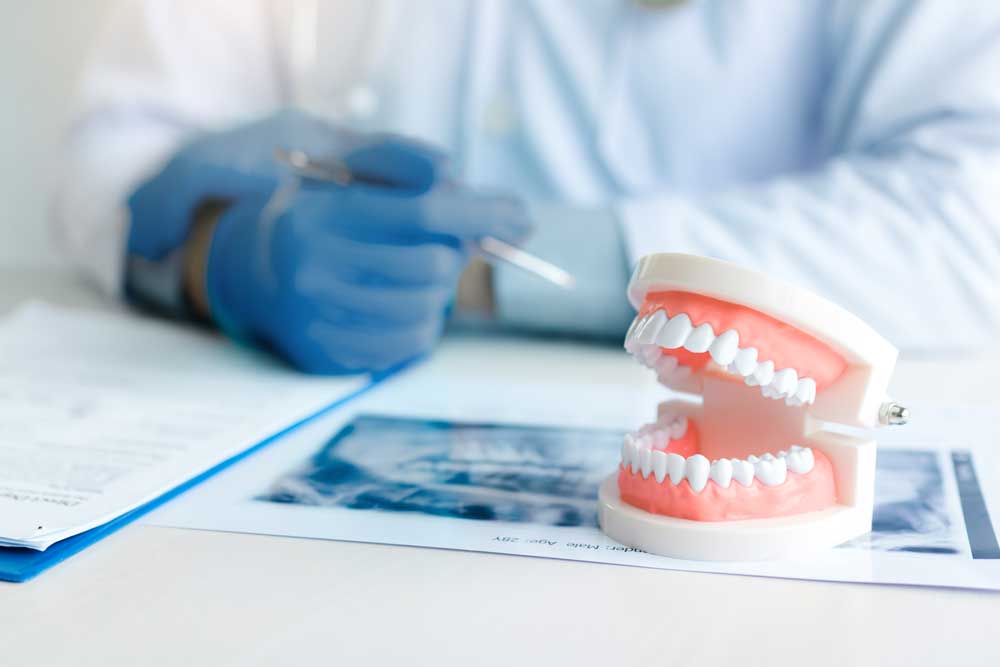 herausnehmbarer-zahnersatz-gebiss-auf-roentgenbild-auf-schreibtisch-berlin-01a